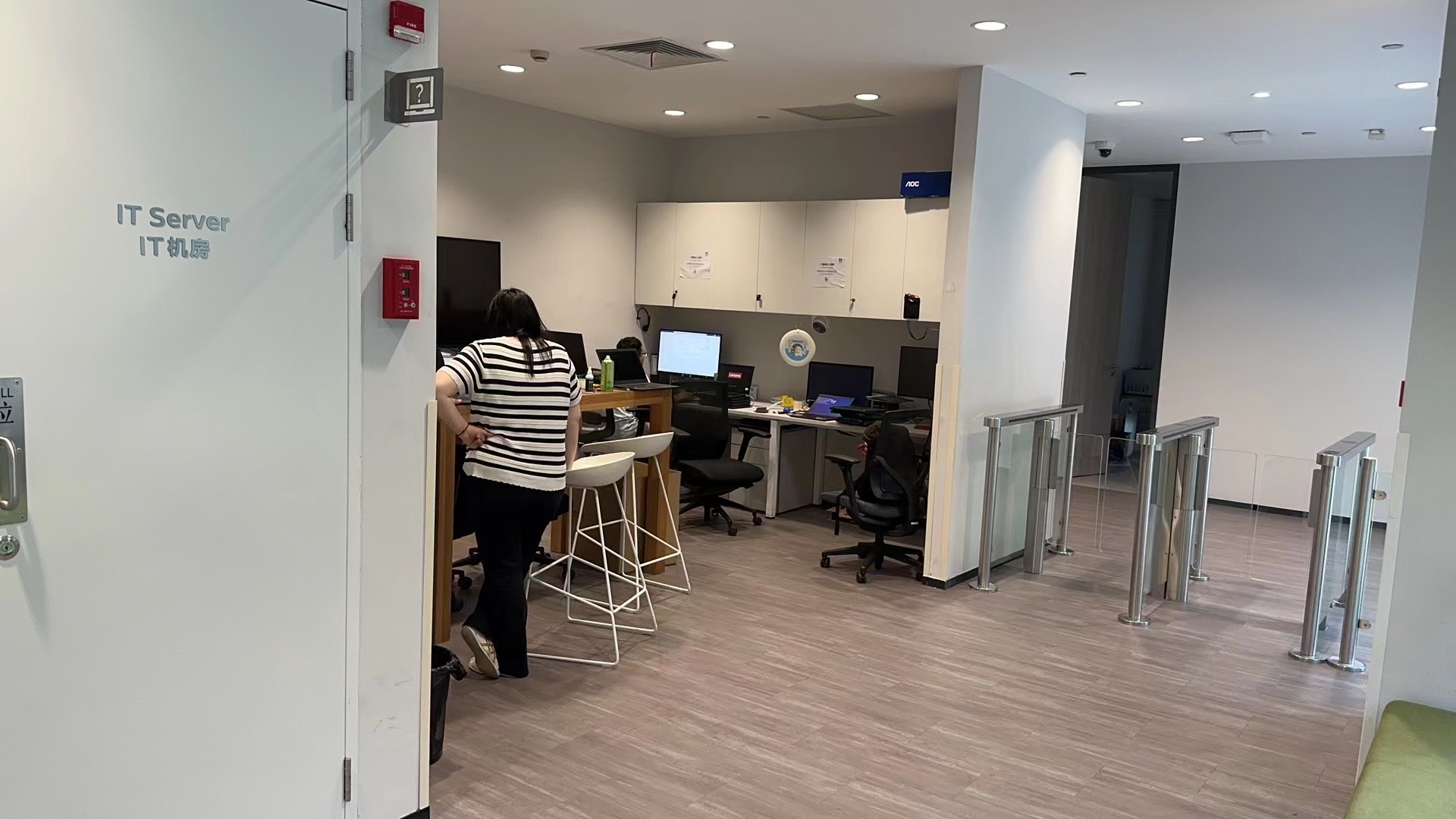 Enterprise office IT support area representing multi-site desktop services in China
